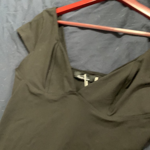 Black crop top with cap sleeves size medium - Picture 3 of 4